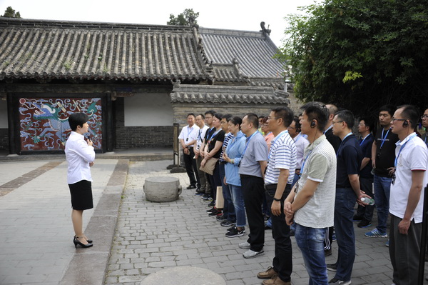 2017年5月19日 全体学员在第一批全国廉政教育基地，戒贪图前接受现场教学.jpg