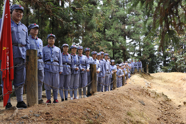 2.黄洋界战斗陈地现场教学_副本.jpg