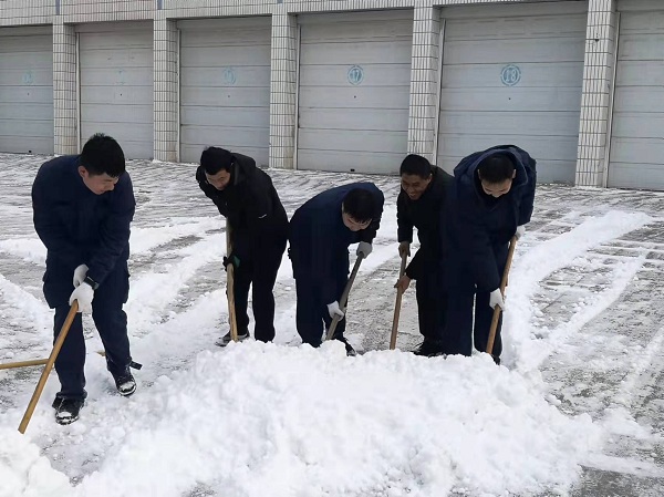 图二：清扫积雪.jpg