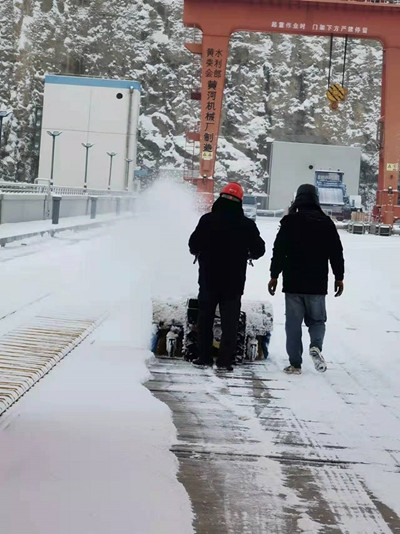 照片9B体育坝顶除雪照片.jpg